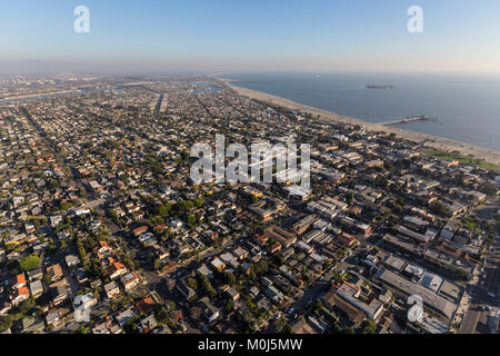 Aerial cityscape of Long Beach quartiers près de Belmont Pier en Californie du Sud. Banque D'Images