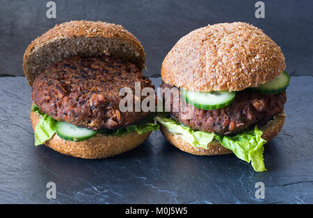 Des hamburgers dans une betterave pain complet rouleau. Banque D'Images