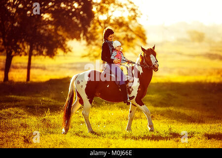 Mère et fille à cheval Banque D'Images