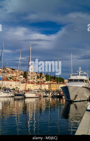 Mali Losinj harbor, l'île de Losinj, Croatie. Mai 2017. Banque D'Images