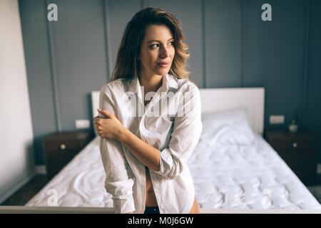 Photo de happy attractive woman dans la chambre Banque D'Images