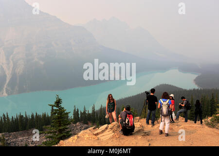 Les touristes à l'ère glaciaire Peyto Lake, la Route 93, promenade des Glaciers, Banff National Park, site du patrimoine mondial de l'UNESCO, des montagnes Rocheuses, Alberta, Canada. Banque D'Images