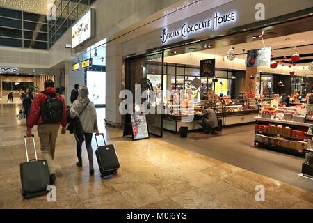 Bruxelles, Belgique - le 20 novembre 2016 : visite au magasin de chocolat les passagers l'aéroport de Bruxelles Zaventem en Belgique. Il a été 21e aéroport en Europe Banque D'Images