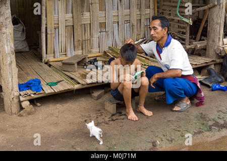 L'Asie, THAÏLANDE, Chiang Mai, Ban Huay Pa Rai Hill Village,coiffure Banque D'Images