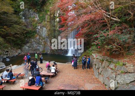 Le JAPON, MINOO - 22 NOVEMBRE 2016 : les visiteurs à l'ère Meiji no Mori Mino Parc Quasi-National près d'Osaka, au Japon. Le parc est connu pour ses spectaculaires de l'automne Banque D'Images