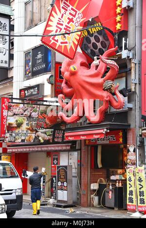 OSAKA, JAPON - 23 NOVEMBRE 2016 : visite des gens de la rue Dotonbori, à Osaka au Japon. Le Dotonbori est zone principale de divertissement d'Osaka. Banque D'Images