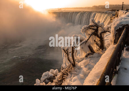 Les spectaculaires chutes Niagara shot de Niagara Falls Canada au cours de l'hiver. Banque D'Images