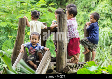 L'Asie, THAÏLANDE, Chiang Mai, Ban Huay Pa Rai Hill Village, enfants jouant Banque D'Images