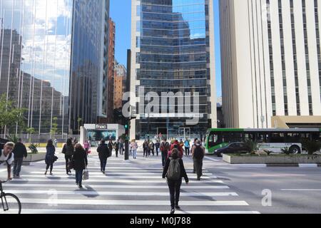 SAO PAULO, BRÉSIL - 6 octobre 2014 : visite des gens de l'avenue Avenida Paulista, Sao Paulo. Avec 21,2 millions de personnes de la région métropolitaine de São Paulo est la 8e Banque D'Images