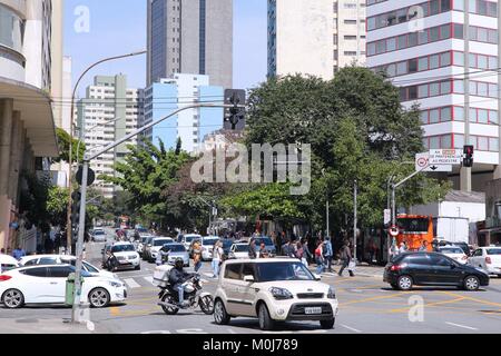 SAO PAULO, BRÉSIL - 6 octobre 2014 : Les gens conduisent à Sao Paulo. Avec 21,2 millions de personnes de la région métropolitaine de São Paulo est la 8ème plus peuplés du w Banque D'Images