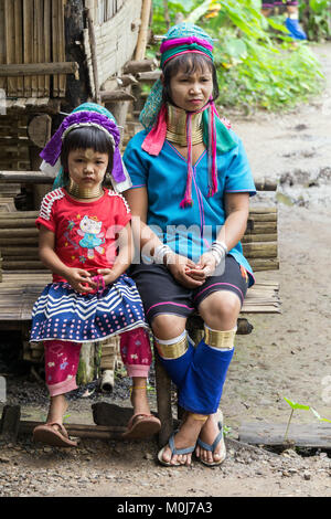 L'Asie, THAÏLANDE, Chiang Mai, Ban Huay Pa Rai Hill Village, long cou femme Banque D'Images