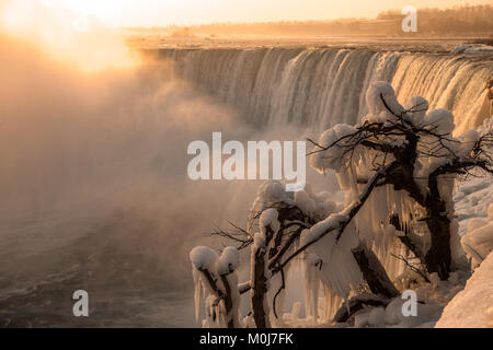 Le Horseshoe Falls tourné de Niagara Falls Canada au cours de l'hiver. Banque D'Images