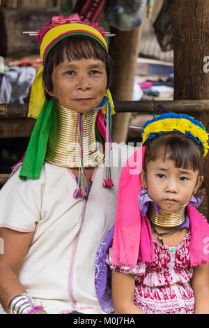 L'Asie, THAÏLANDE, Chiang Mai, Ban Huay Pa Rai Hill Village, long cou femme Banque D'Images