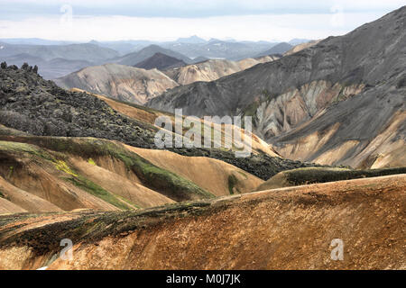 L'Islande. Belles montagnes. Région volcanique célèbre avec les roches de rhyolite - landmannalaugar. Banque D'Images