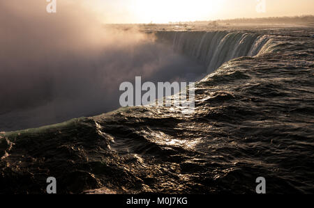 Le Horseshoe Falls tourné de Niagara Falls Canada au cours de l'hiver. Banque D'Images