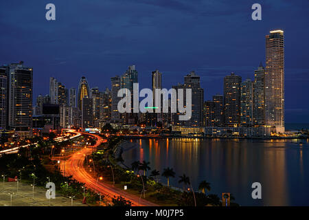 Panama City skyline de Balboa Avenue, la ligne de côte (Cinta Costera). Punta Paitilla, Punta Pacifica en face de la baie de Panama à l'océan pacifique. Banque D'Images