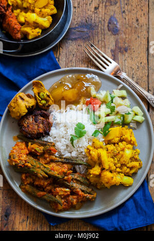 Repas indien avec Aloo Gobi, okra curry, riz et pakoras Banque D'Images