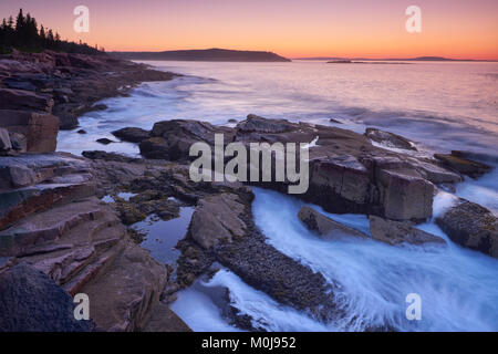 Lever du soleil le long de la côte du Parc National d'Acadia dans le Maine Banque D'Images