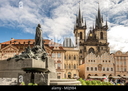 Église de Notre-Dame de Týn une église gothique qui domine la place de la Vieille Ville à Prague, République Tchèque Banque D'Images