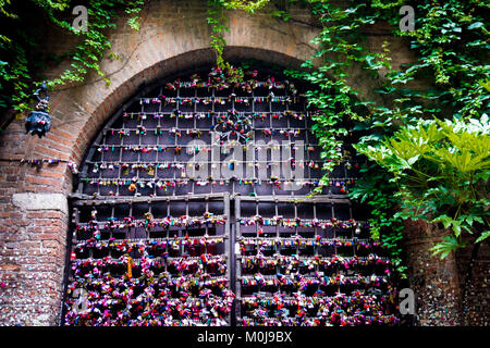 Vérone, ITALIE - 02 juin 2014 : Serrures attachted au mur de Juliets chambre à Vérone comme une preuve d'amour Banque D'Images