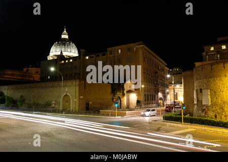 Rome, Italie - le 9 novembre 2017 : San Pietro dome et le reste de la Porta Cavallegeri, l'une des portes de la muraille léonine à Rome. ROME, 9 novembre 20 Banque D'Images