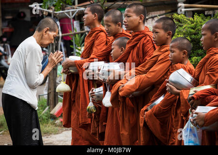 Les moines bouddhistes qui reçoit l'aumône sur une rue, Battambang, Cambodge Banque D'Images