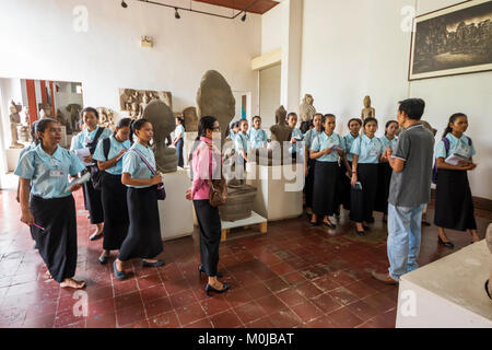 Les filles de l'école à la tribune de l'art khmer au Musée National des Arts ; Phnom Penh, Cambodge Banque D'Images