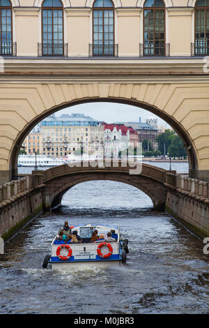 Excursion en bateau sur le canal de la rivière Moïka, Saint-Pétersbourg, Russie Banque D'Images