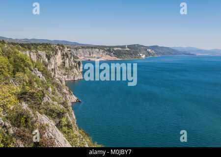 Panorama sur le Golfe de Trieste avec les falaises entre Duino et la baie de Sistiana - Duino Aurisina, Friuli Venezia Giulia, Italie Banque D'Images