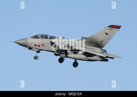 RAF Tornado Gr4 portant les marques de l'Escadron 617, le célèbre sur la transformer en Dambusters RAF Marham, à Norfolk. Banque D'Images