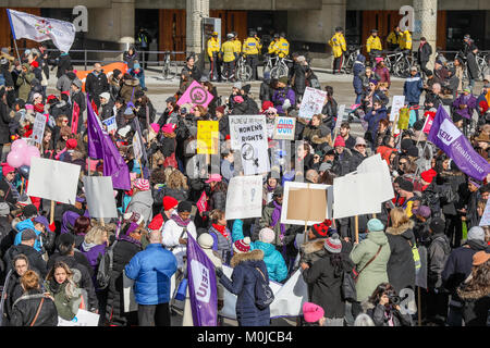 TORONTO, CANADA - LE 20 JANVIER 2018 : Des manifestants À LA MARCHE DES FEMMES SUR TORONTO : définir notre avenir. Banque D'Images