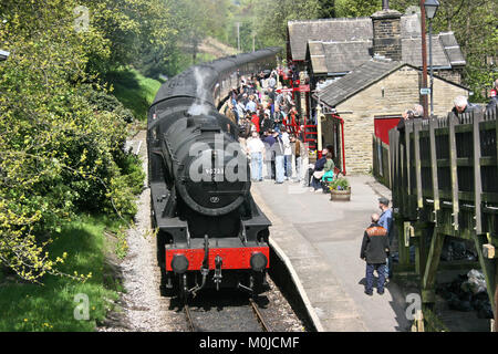 Ministère de la guerre 90733 Locomotive à vapeur arrive à la plate-forme, Haworth, Haworth, West Yorkshire, UK - 16 mai 2010 Banque D'Images