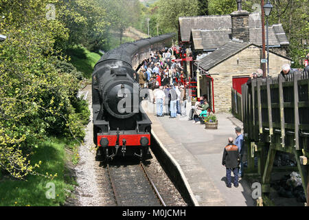 Ministère de la guerre 90733 Locomotive à vapeur arrive à la plate-forme, Haworth, Haworth, West Yorkshire, UK - 16 mai 2010 Banque D'Images