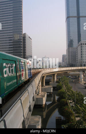 La marche du train BTS Skytrain piste dans le centre de Bangkok, le système se compose de 35 stations le long de deux lignes Banque D'Images