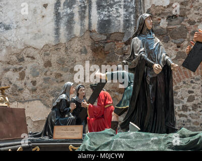 Un flotteur représente le Christ sur le chemin du Calvaire et la rencontre avec Veronica La Antigua Guatemala, Guatemala Banque D'Images