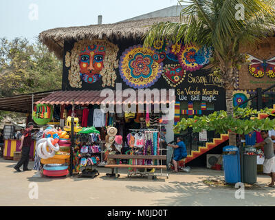 Un magasin de souvenirs pour touristes dans le port des navires de croisière de la baie de Santa Cruz Huatulco, Mexique Banque D'Images