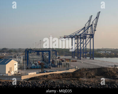 Tôt le matin, grandes grues et des conteneurs maritimes au port du Pacifique de Puerto Quetzal Guatemala Guatemala Le plus grand port sur l'océan Pacifique dans l'E Banque D'Images