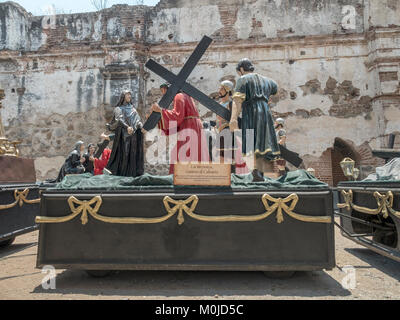 Un flotteur représente le Christ sur le chemin du Calvaire et la rencontre avec Veronica La Antigua Guatemala, Guatemala Banque D'Images