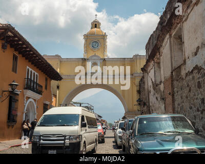 L'Arc de Santa Catalina sur la 5e Avenue, à La Antigua Guatemala, Guatemala construit comme un pont , pour connecter deux couvents Banque D'Images