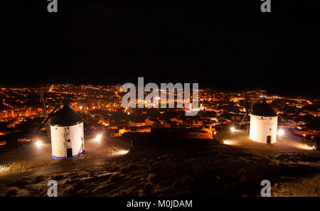 Consuegra, Toledo, Espagne, province de nuit la photographie de paysage, et de moulins à vent citylights Banque D'Images