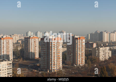 Bâtiments à plusieurs étages dans un quartier résidentiel de Kiev, Ukraine Banque D'Images