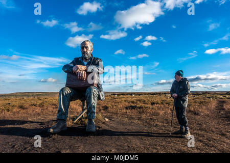 La Figure d'un homme assis sur Castleton Rigg, près de Westerdale dans le North York Moors National Park. L'artiste Sean Henry et ce l'art public a été commiss Banque D'Images