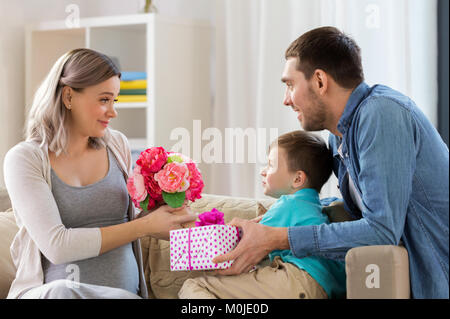 À présent donner de la famille mère enceinte à la maison Banque D'Images