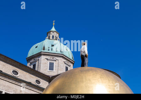 Salzbourg, Autriche - 13 septembre 2016 : Kapitelplatz Square près de la cathédrale de Salzbourg, avec la vue de la cathédrale de Salzbourg. Banque D'Images