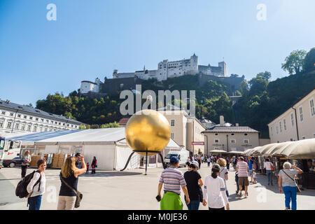 Salzbourg, Autriche - 13 septembre 2016 : Kapitelplatz Square près de la cathédrale de Salzbourg, avec l'avis de château de Salzbourg. Banque D'Images