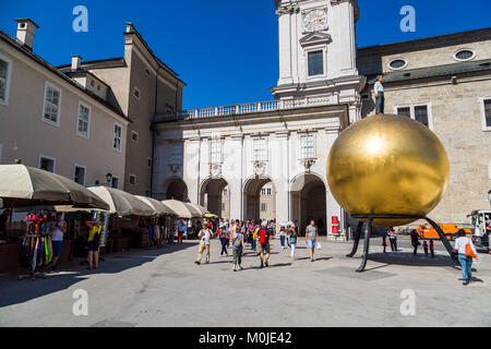 Salzbourg, Autriche - 13 septembre 2016 : Kapitelplatz Square près de la cathédrale de Salzbourg, avec la vue de la cathédrale de Salzbourg. Banque D'Images