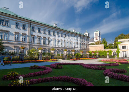 Salzbourg, Autriche - 13 septembre 2016 : Belle couleur sur le jardin de Mirabell Palace avec des piscines et des sculptures décoratives. Palais Mirabell est sur Banque D'Images