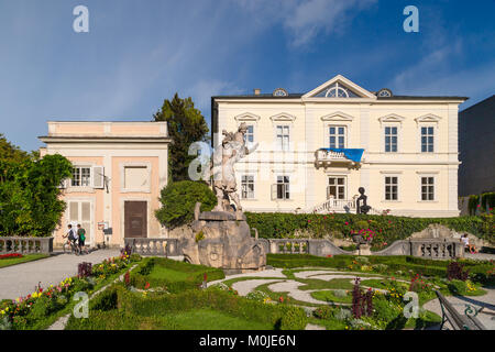 Salzbourg, Autriche - 13 septembre 2016 : Belle couleur sur le jardin de Mirabell Palace avec des piscines et des sculptures décoratives. Palais Mirabell est sur Banque D'Images