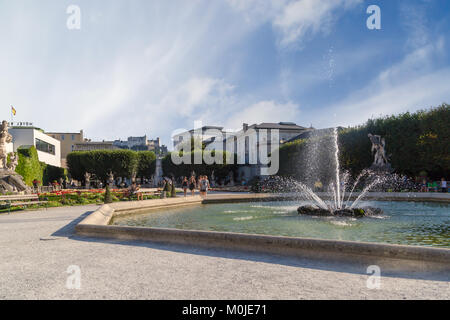 Salzbourg, Autriche - 13 septembre 2016 : Belle couleur sur le jardin de Mirabell Palace avec des piscines et des sculptures décoratives. Palais Mirabell est sur Banque D'Images