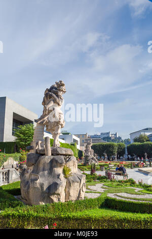 Salzbourg, Autriche - 13 septembre 2016 : Belle couleur sur le jardin de Mirabell Palace avec des piscines et des sculptures décoratives. Palais Mirabell est sur Banque D'Images